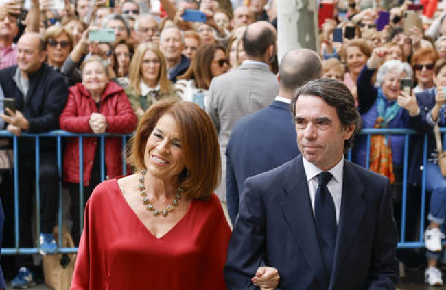 El expresidente del Gobierno José María Aznar (c) y su esposa Ana Botella a su llegada este sábado a la iglesia de San Francisco de Borja de Madrid para asistir al matrimonio del alcalde de Madrid, José Luis Martínez-Almeida, y Teresa Urquijo.
