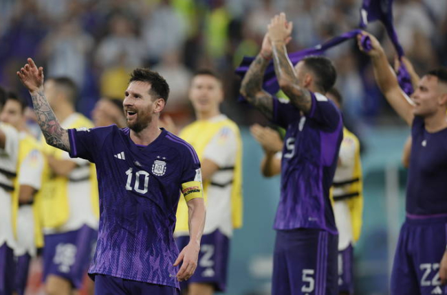 Messi celebra junto a sus compañeros de la selección argentina el pase a las semifinales. WITTEK