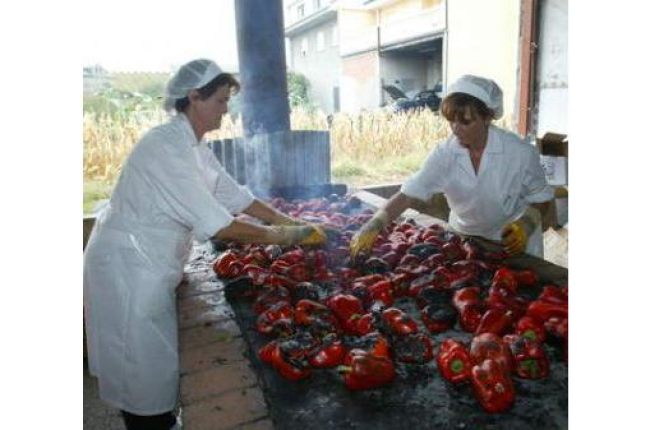 El trabajo temporal, sobre todo femenino, marca cada año la campaña del pimiento asado.