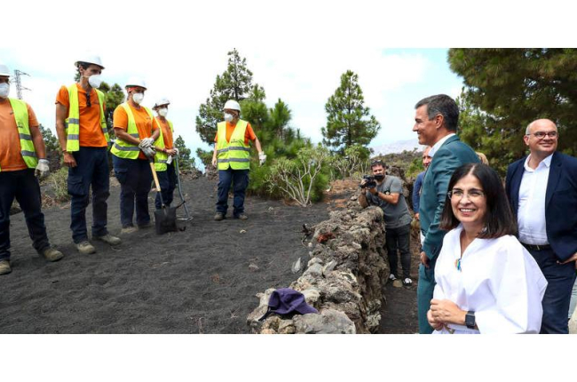 Pedro Sánchez y la ministra de Sanidad, Carolina Darias, ayer, durante su visita a las obras de la nueva carretera de La palma. FERNANDO CALVO