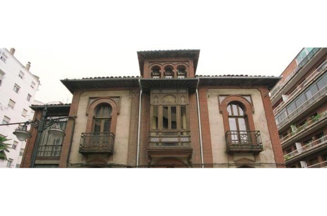 Fachada del histórico palacete neomudéjar de Alcázar de Toledo, que por fin salvará su estado de ruina. DL