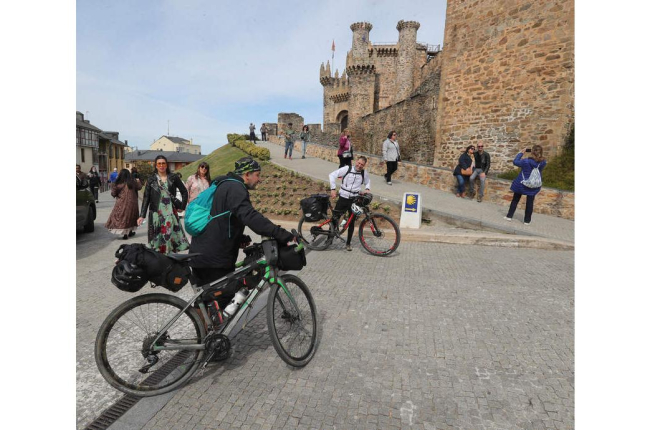Cicloturistas ante el Castillo de Ponferrada. L. DE LA MATA