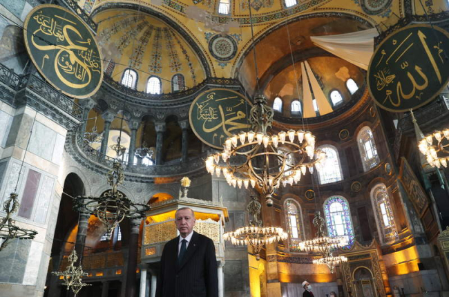 El presidente turco en una Santa Sofía ya islamizada. TURQUISH PRESIDENT HANDUOT