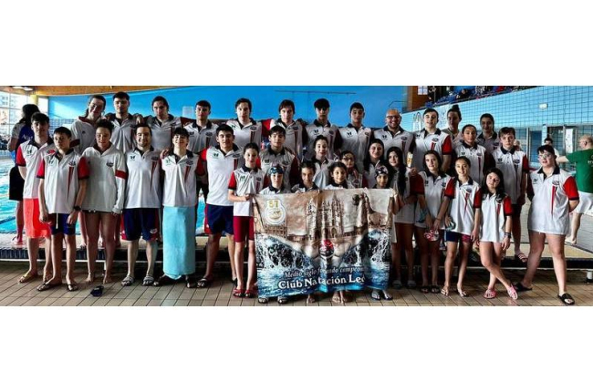 Foto de familia de los participantes del Club Natación León en el Trofeo Open La Venatoria Nadador Completo. DL