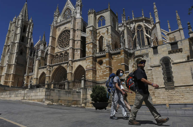 Un grupo de peregrinos camina por la zona de la Catedral en ruta hacia su albergue. FERNANDO OTERO