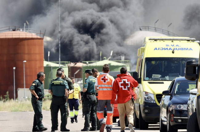 Guardia Civil y Cruz Roja en el lugar de la explosión de la planta de biodiésel en Calahorra. RAQUEL MANZANARES