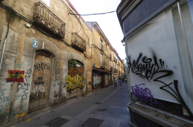 La calle La Rúa, una de las entradas al casco histórico, muestra el abandono progresivo. RAMIRO