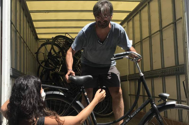 David Sáiz descarga uno de los primeros envios de bicis que entregaron a España desde Amsterdam. REDACCIÓN