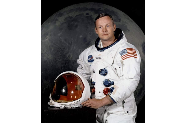 Neil Armstrong con el traje de astronauta. SPACE PHOTO ESSAY MOON LANDING ANNIVERSARY