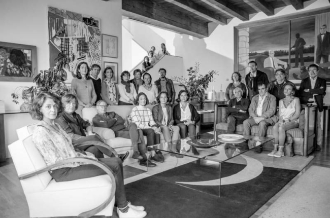 Imagen de los asistentes a la primera reunión de 'Los Encuentros'. IVÁN KALAX