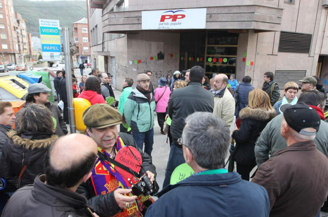 Medio centenar de ponferradinos acudieron a la concentración ante la sede del PP.