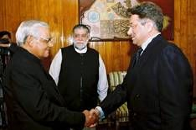 El primer ministro indio, Atal Behari Vajpayee, saluda al presidente de Pakistán, Pervez Musharraf
