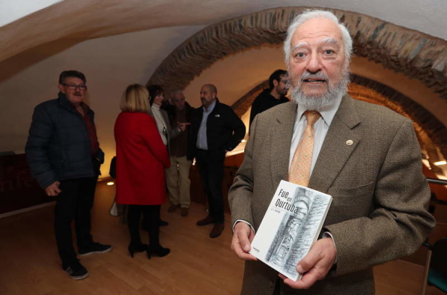 José Luis Aranda con su libro. ANA F. BARREDO