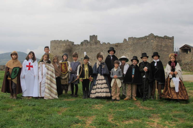 Alumnos del aula de Campo, en el Castillo de Ponferrada.