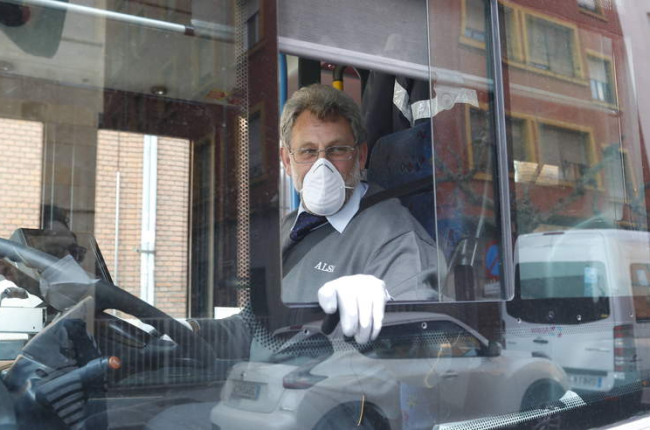 Un conductor de autobús en los primeros días de la pandemia en León. RAMIRO