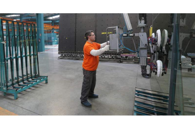 Un trabajador de Tvitec en pleno proceso de fabricación de vidrio en la factoría del polígono industrial El Bayo. L. DE LA MATA