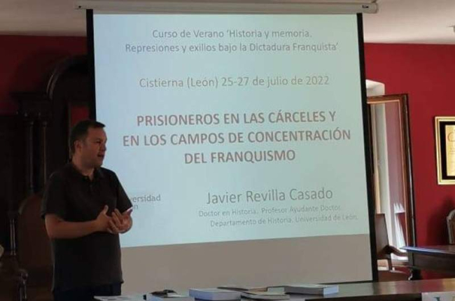 Javier Revilla intervino ayer en el curso de verano. DL
