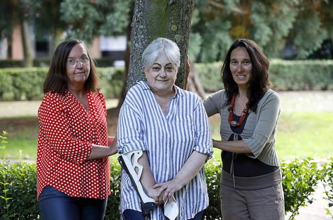 Belén Aren, en el centro, presidenta de Activos y Felices junto a Ana Alonso, responsable de PAS y otra socia. MARCIANO PÉREZ