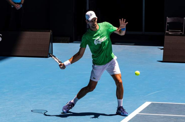 Djokovic se entrenó ayer en las pistas del Abierto de Australia. FEDELE