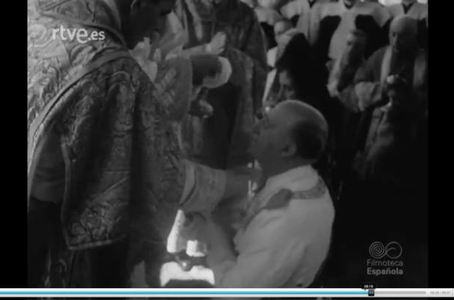 Imagen de Franco en la misa que se celebró en San Isidoro. RTVE