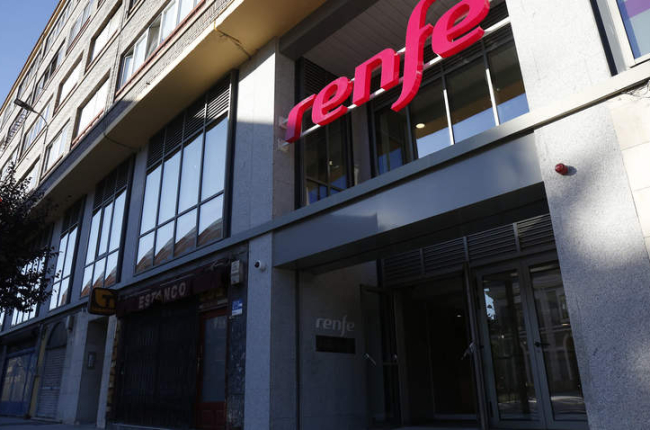 La sede nueva de Renfe está ubicada en el número 8 de la avenida Astorga, donde estuvo el antiguo economato. FERNANDO OTERO