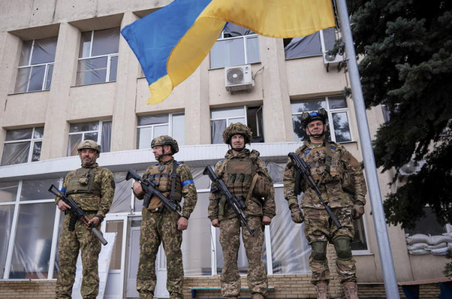 Militares ucranianos izan la bandera de su país en la ciudad recién recuperada de Liman. YEVGEN HONCHARENKO