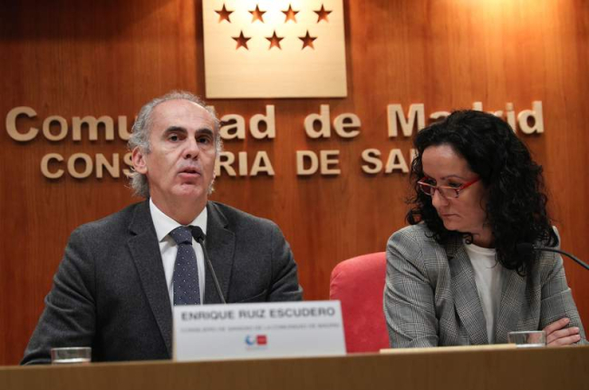 El consejero de Sanidad de la Comunidad de Madrid junto a la directora general que dimitió ayer. EFE