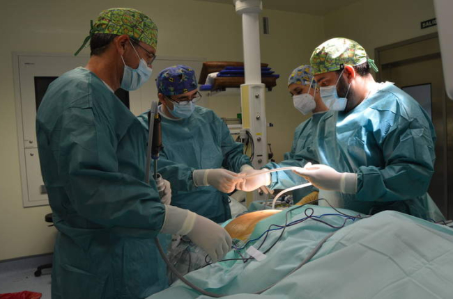 Los cirujanos, en una de las operaciones recientes en San Juan de Dios. DL