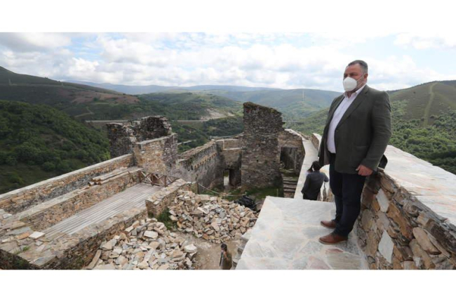 Las futuras visitas al Castillo de Sarracín serán guiadas y concluirán en los miradores de la zona más alta, desde donde ayer oteaba el paisaje Eduardo Morán. L. DE LA MATA