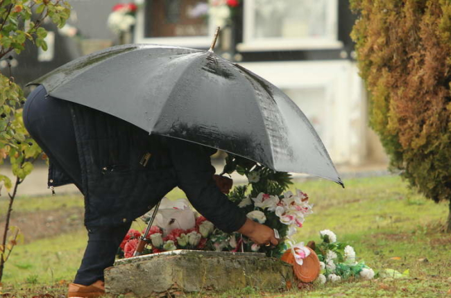 Una persona deposita flores en el cementerio de Santo Tomás de las Ollas. L. DE LA MATA