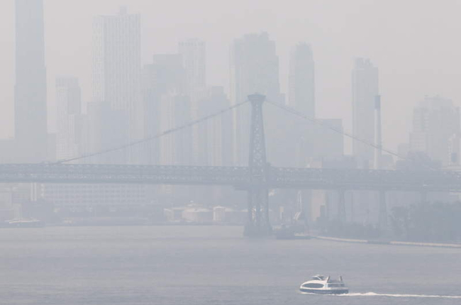 El humo cubre la bahía de Nueva York. JUSTIN LANE