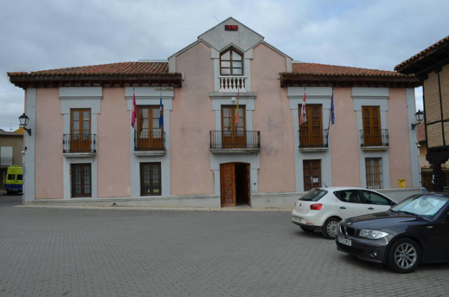 Vista del Ayuntamiento de Villamañán. DL