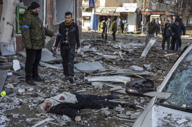 Un muerto yace en la calle tras el bombardeo de Rusia en una zona residencial de Kiev. MIKHAIL PALINCHAK