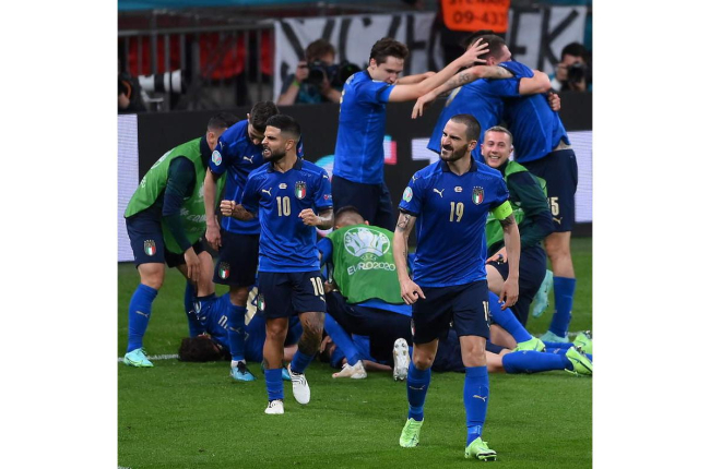 Los jugadores italianos festejan la victoria sobre Austria. LAURENCE GRIFFITHS