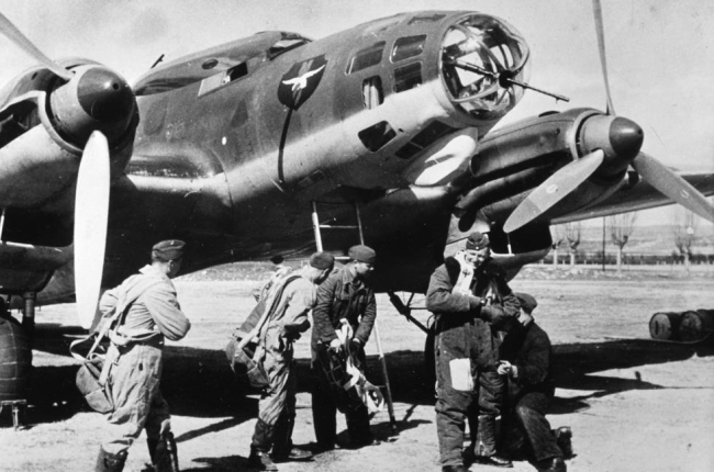 Soldados alemanes de la K/88 con uno de los aviones. DL