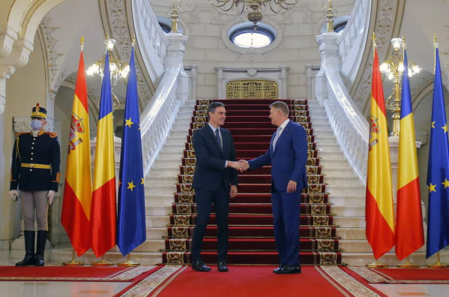 Sanchez, con el presidente de Rumanía, Klaus Iohannis, en el palacio presidencial de Bucarest. BOGDAN CRISTEL