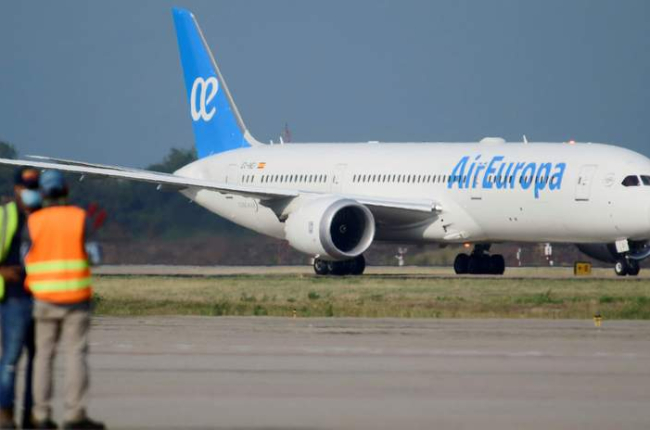 Un avión de Air Europa aterriza el mes pasado en un aeropuerto de Honduras . JOSÉ VALLE