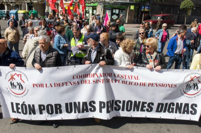 Concentración de los pensionistas en León. DL