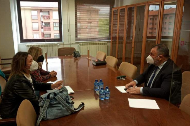 Integrantes de Alzheimer Bierzo con el presidente de la Diputación en Ponferrada. DL