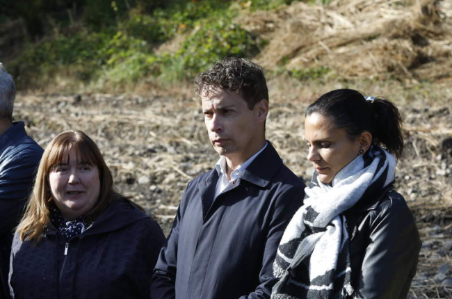 Mario Rivas junto a Ana Luisa Durán y su mujer, Ana Belén. MARCIANO PÉREZ