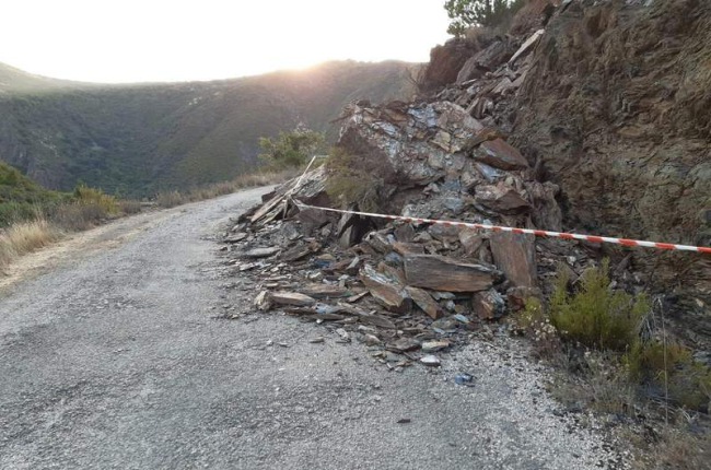 Imagen reciente de la carretera entre Santa Marina y Congosto, afectada por desprendimientos. DL