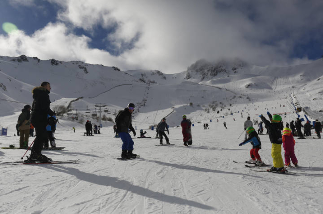 Primera jornada de la temporada de nieve en la estación de esquí de San Isidro. F. Otero Perandones.