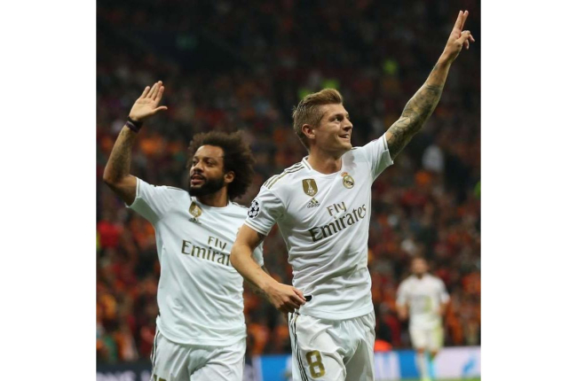 Marcelo celebra el gol anotado por Kroos que dio la victoria al Real Madrid. TOLGA BOZOGLU