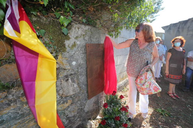 Sobrinas de César Terrón y otros familiares descubriero ayer una placa de recuerdo en el cementerio de Vega de Espinareda. l. de la mata