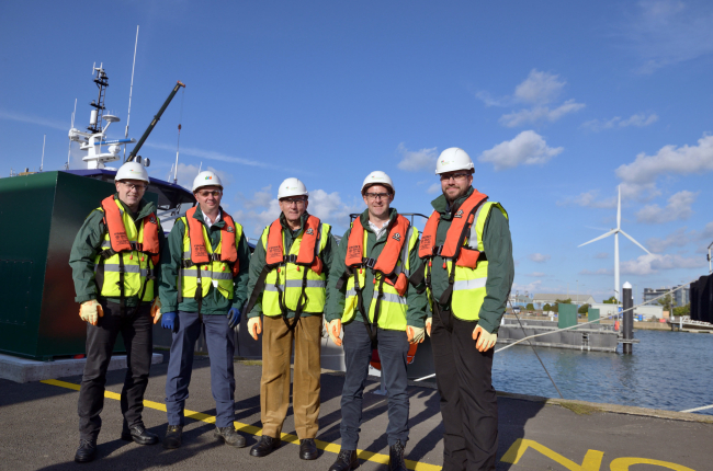 Ignacio Galán y trabajadores de East Anglia One en el puerto de Lowestoft. DL
