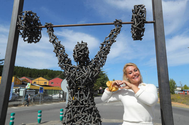 La haltera Lydia Valentin descubre una escultura en  en su pueblo natal  de Camponaraya . L. DE LA MATA