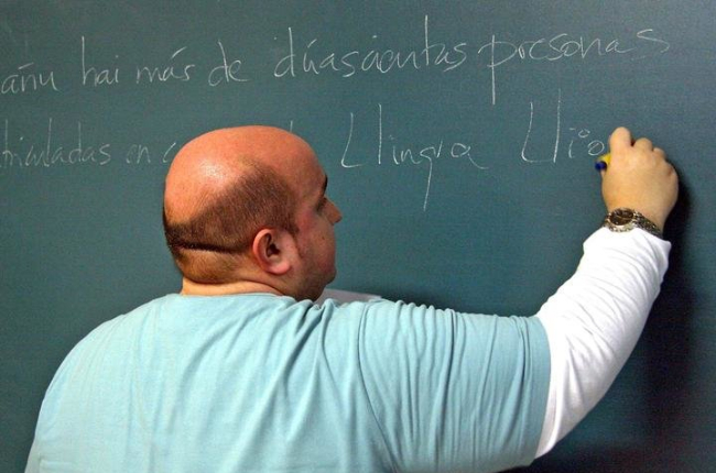 Imagen de un profesor durante una clase de lengua leonesa. PEIO GARCÍA