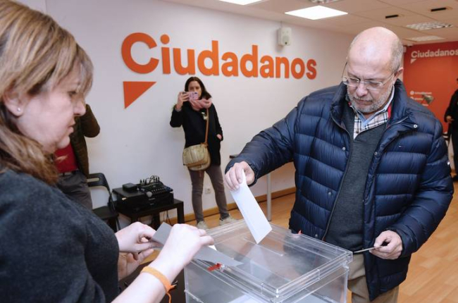 El vicepresidente de la Junta de Castilla y León y candidato a la Presidencia de Ciudadanos, Francisco Igea, vota en la sede autonómica de su partido. NACHO GALLEGO