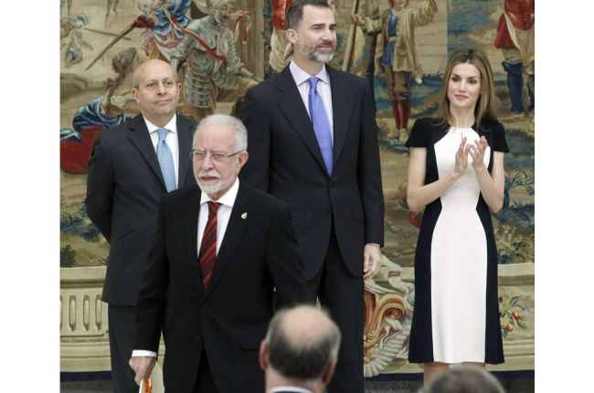 José María Merino, tras recoger el premio de manos de la reina doña Letizia, en presencia del rey Felipe VI y del ministro de Cultura, José Ignacio Wert.