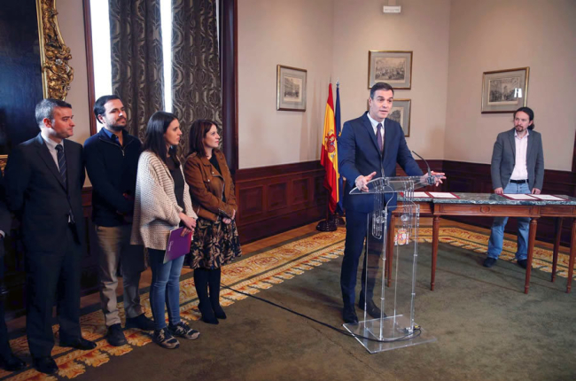 Pedro Sánchez, durante su intervención tras llegar hoy a un acuerdo con el líder de Unidas Podemos, Pablo Iglesias. Efe